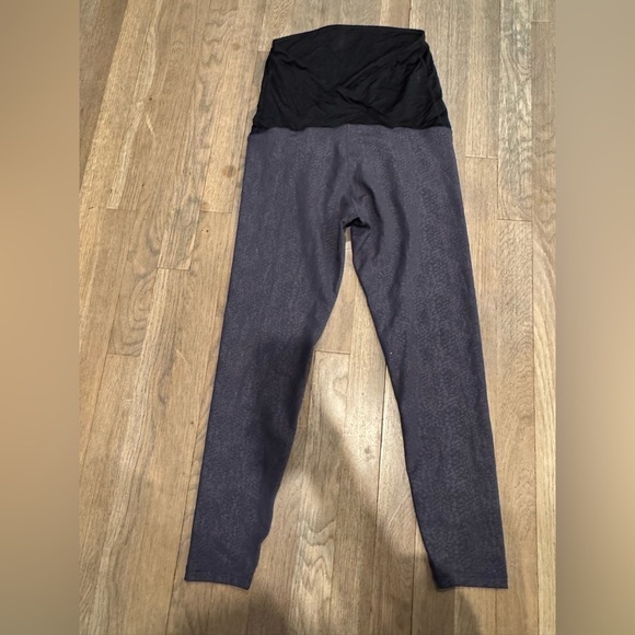 Ingrid & Isabel Maternity Stylish Black and Gray Leggings size medium - Picture 4 of 7
